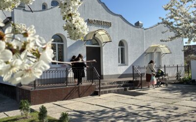 In Ukraine, the 4th Easter Since the War Started – “Everything is fine with us … But … Because the heaviness is on the heart that the war continues and people are dying. I am very afraid of night attacks on Kyiv. It’s really scary, because you don’t know if we’ll live to see the morning.” – В Україні 4-й Великдень від початку війни – “У нас все добре… Але… Бо тяжкість на серці, що війна триває і гинуть люди. Я дуже боюся нічних атак на Київ. Це дуже страшно, тому що ти не знаєш, чи доживемо ми до ранку».