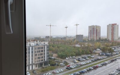 Maxim – Brief Reflection – I Live in an Apartment on the 11th Floor. My House is the Very Last One, So When I’m at My Desk I Can See the Yellow-Green Autumn Landscape Stretching Out Before Me. – Максим – Коротке роздуми – Я живу в квартирі на 11-му поверсі. Мій будинок — останній у ряду, тож коли я сиджу за своїм письмовим столом, переді мною розкривається жовто-зелений осінній пейзаж.